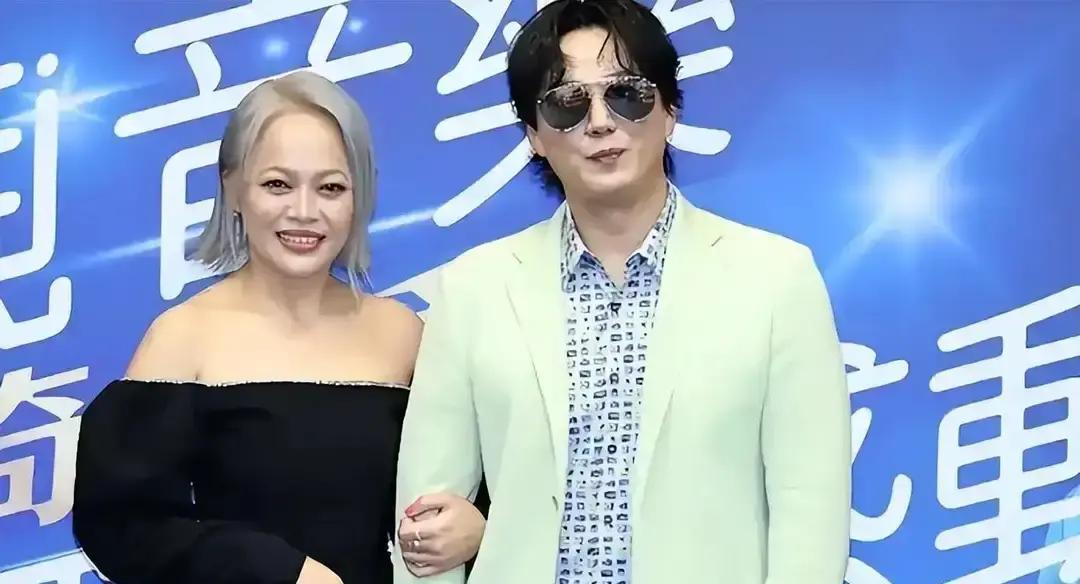 萧煌奇晒登记照宣布结婚，配文“终于有人收留我”这位从小失明的歌手靠《你是我的眼》