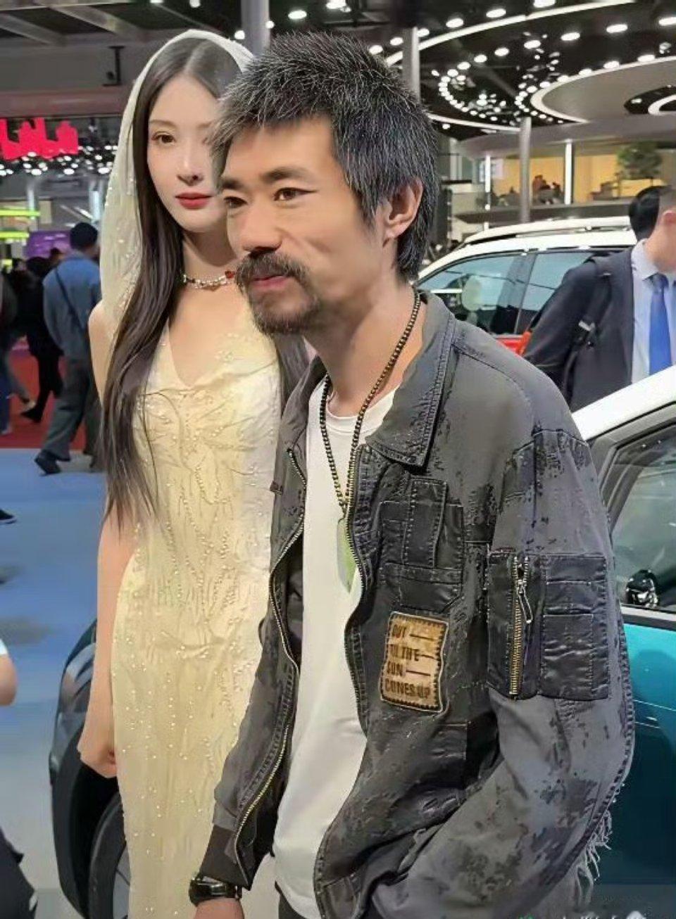 上海车展炸了锅！谁能想到这个顶着凌乱头发、满脸胡茬的“颓废哥”，全身行头竟值一套