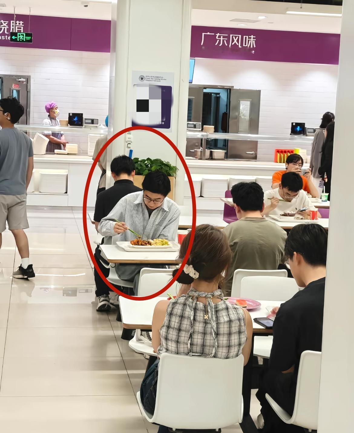 庞众望现身清华大学食堂吃饭，穿衣打扮好普通关键是对面的一对情侣也是大咖，彼此居