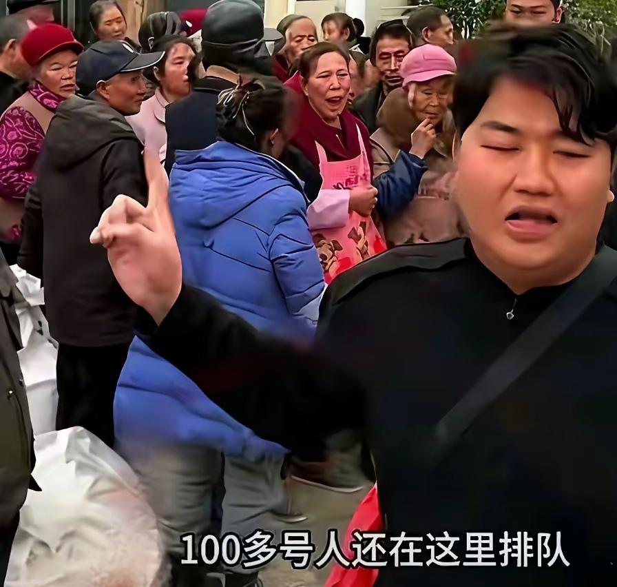 央视本来想去新疆阿勒泰滑雪场采一下宝子跨界改行的新闻，殊不知二师兄泄露天机，原来