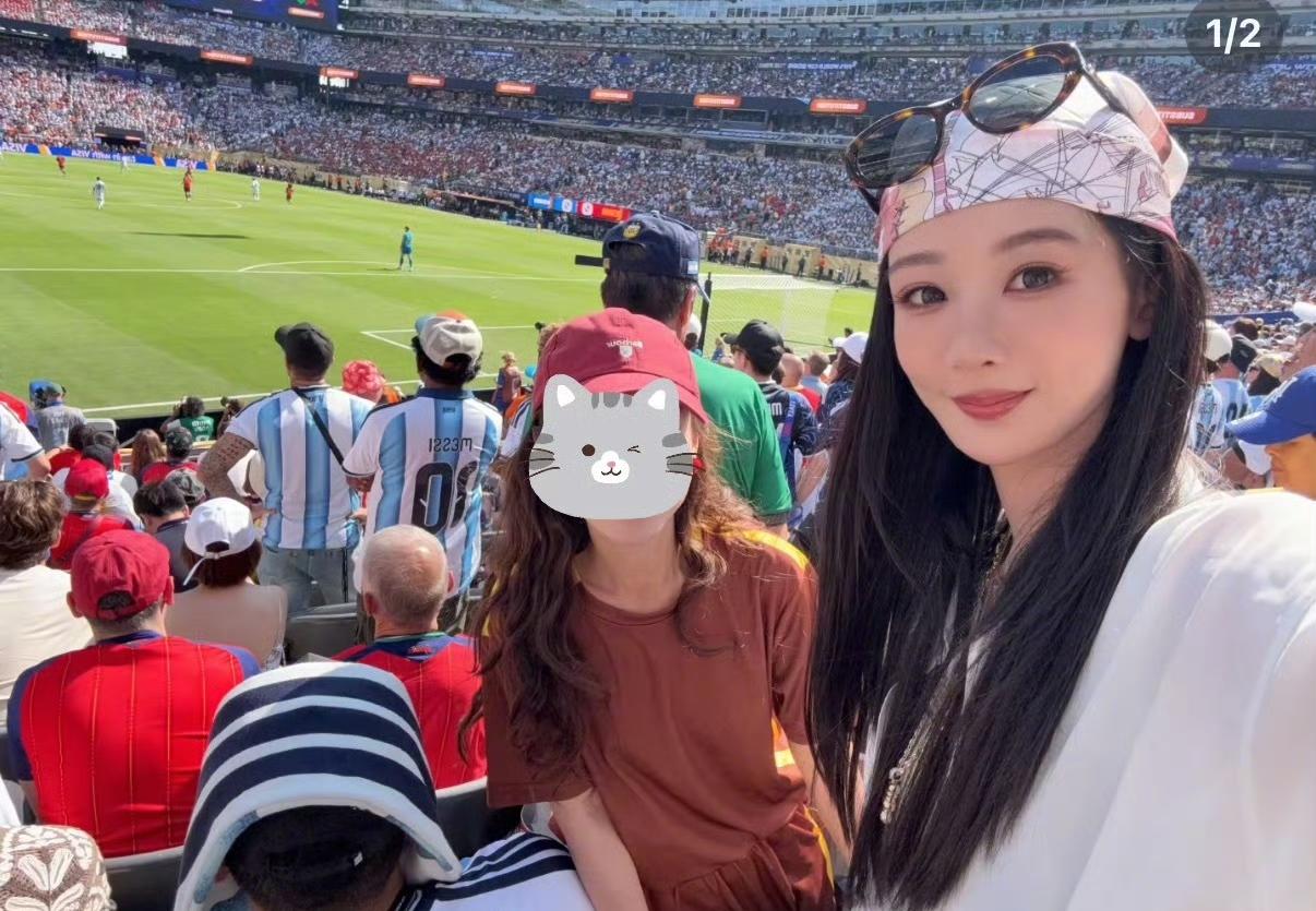 杨紫，引发热议7月20日，一组赛场路透流出，杨紫引发热议，瞬间登上平台热门
