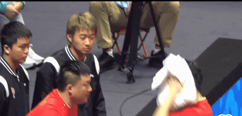 赵子豪不愧是沪队一哥，这不，连樊振东都指导上了。今天早上樊振东对陈梁靖崑这场