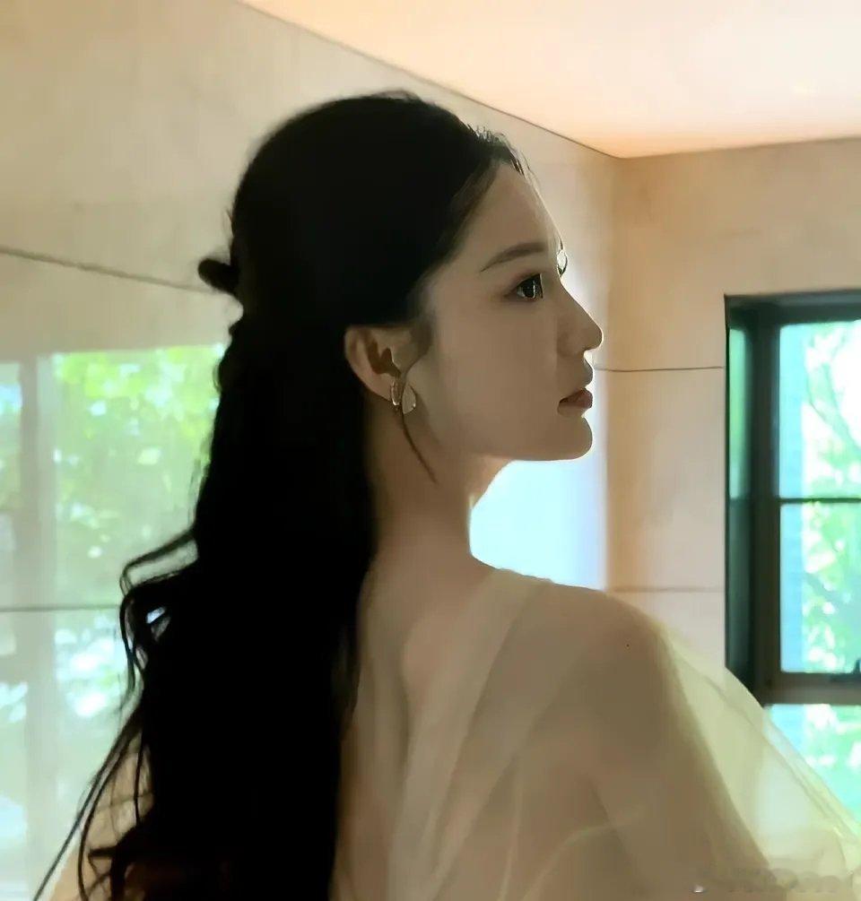 李沁一袭白色纱裙优雅甜美，仙气飘飘，期待林婉儿​​​