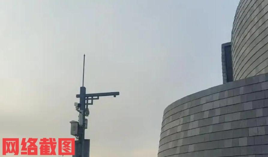 山西大同有男子去博物馆参观游览。可男子刚进入博物馆门口，就被博物馆内的大喇叭