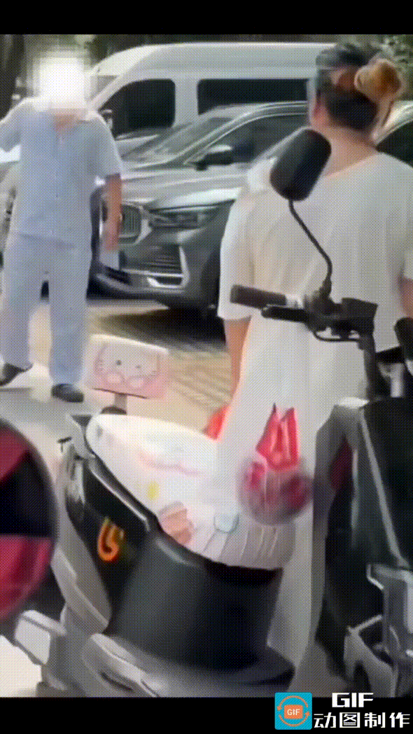 6月28日，苏州某小区，男子出来遛狗时不拴狗绳，放任自家恶狗撕咬一只流浪橘猫。