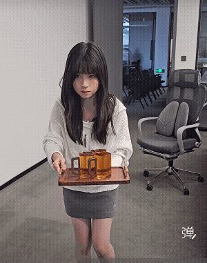 我来证明！这美女手是很干净的！因为她在茶杯里洗过了！[捂脸哭]