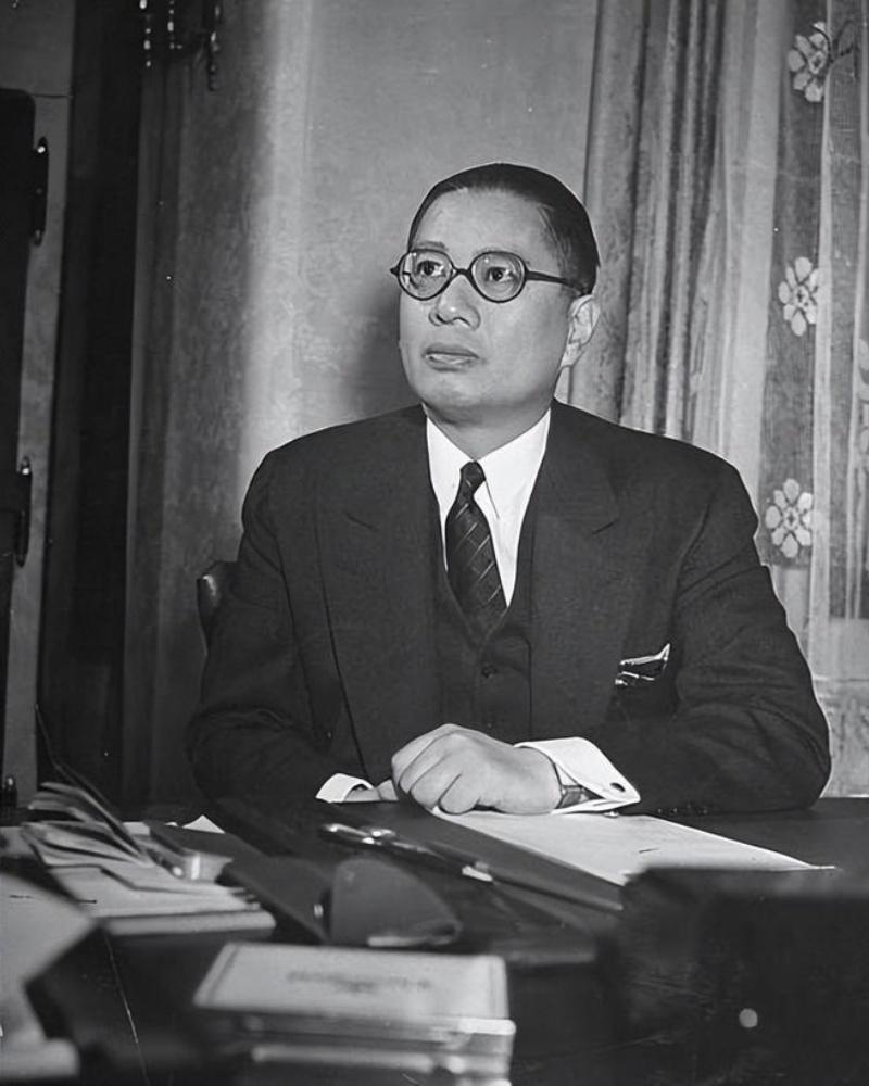 1945年，宋子文看到初恋盛爱颐后，主动打招呼。谁知，盛爱颐一脸冷漠，直接扔出一