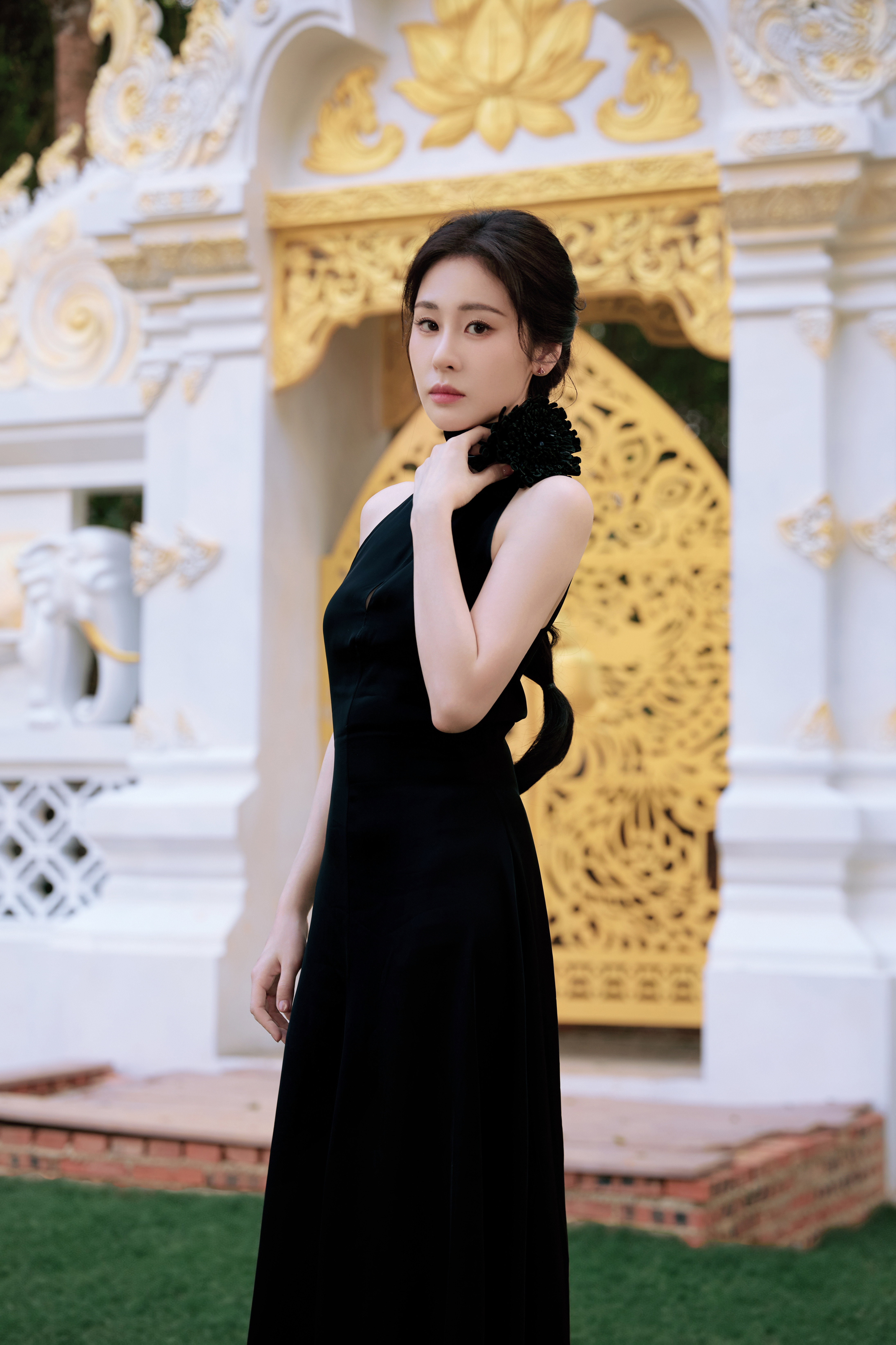 张碧晨不慌不忙，自带锋芒，黑裙是藏不住的温柔气场。