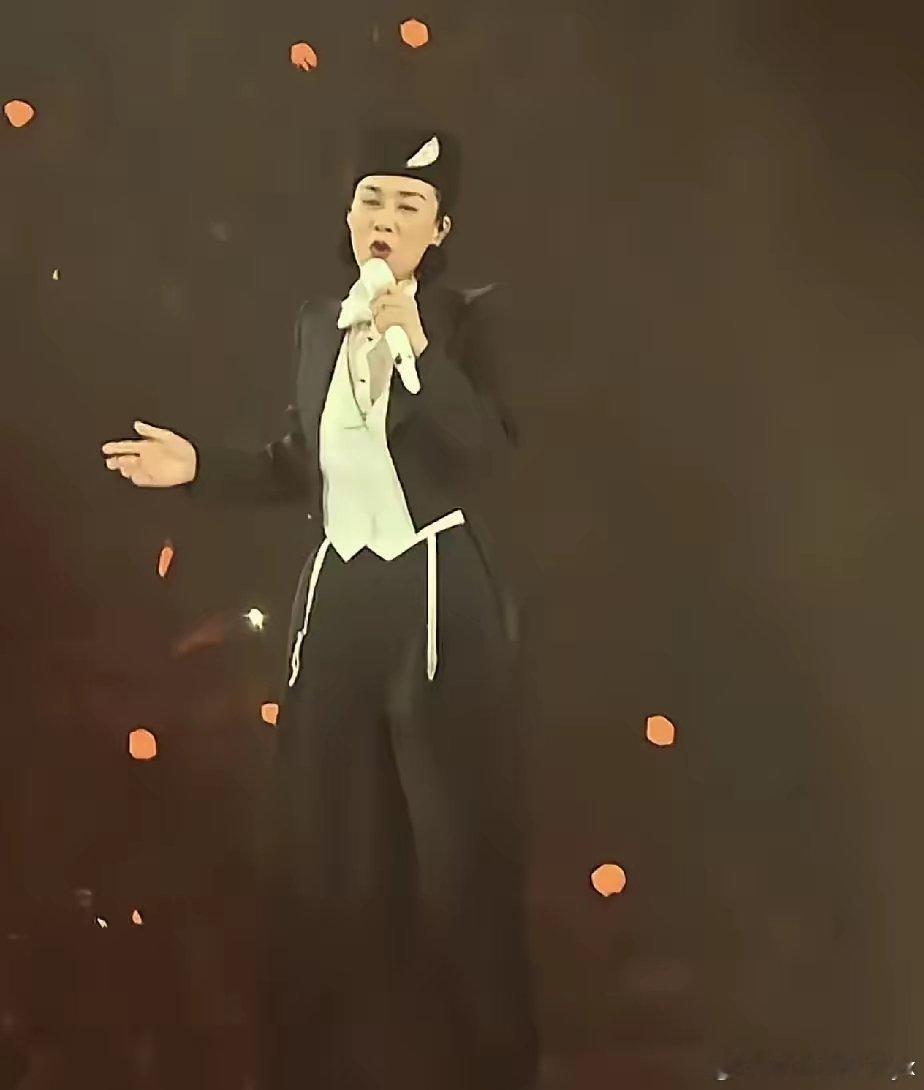 北京这一夜，那英让华语乐坛明白，什么才是真正的顶流歌手。现场被拍到去了20多位明