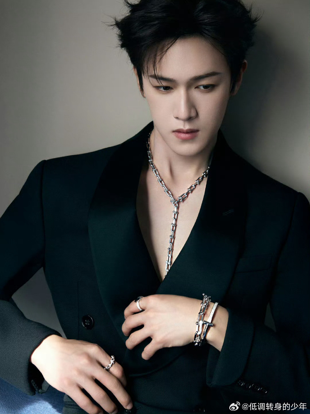 李昀锐小林tiffany活动造型出图，深v西装矜贵又性感，干净又魅惑！李昀锐优