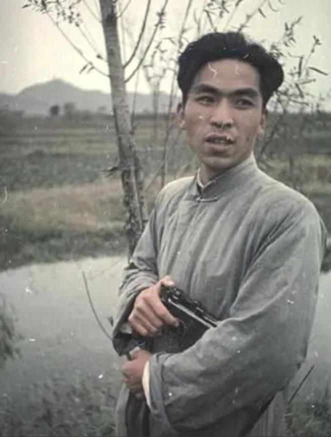 1947年，地下党被处决前婉拒房东送的断头饭：“我吃不下”，房东弯腰轻声说：“这