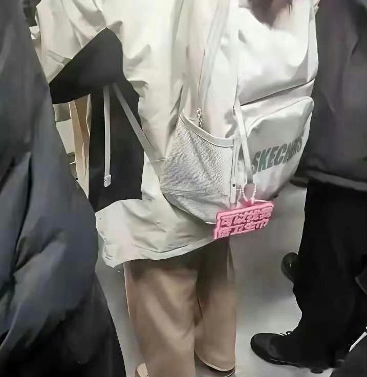 地铁上看到的，现在的小姑娘也太勇敢了