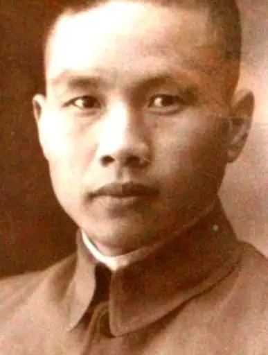 1948年，军统少将周镐突然人间蒸发，妻子认为他是远赴台湾，殊不知丈夫早已在19