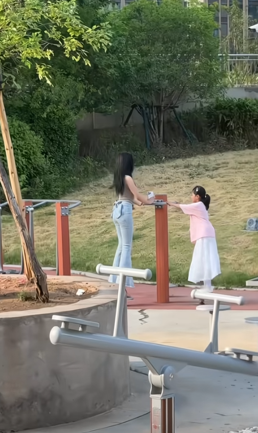 让她出来带孩子玩玩，她自己玩起来了