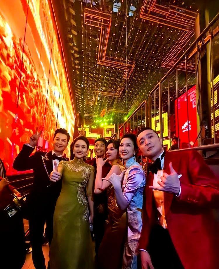 你见过最高级的体面吗？直播结束，龙洋刚进后台，整个人就抖了起来。尼格买提一把