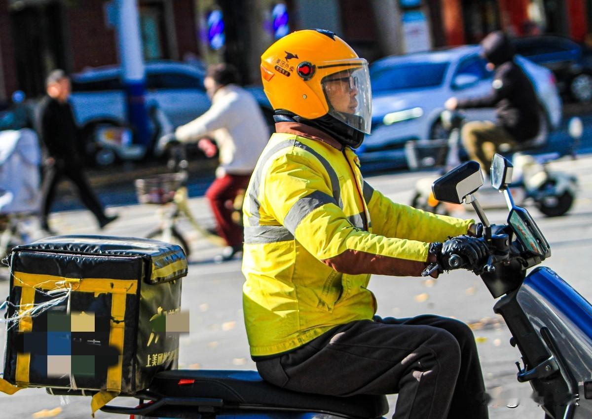 辽宁锦州，外卖小哥为了踏实，给自己买了份重疾险，保额10万。一年后，他突然查出急