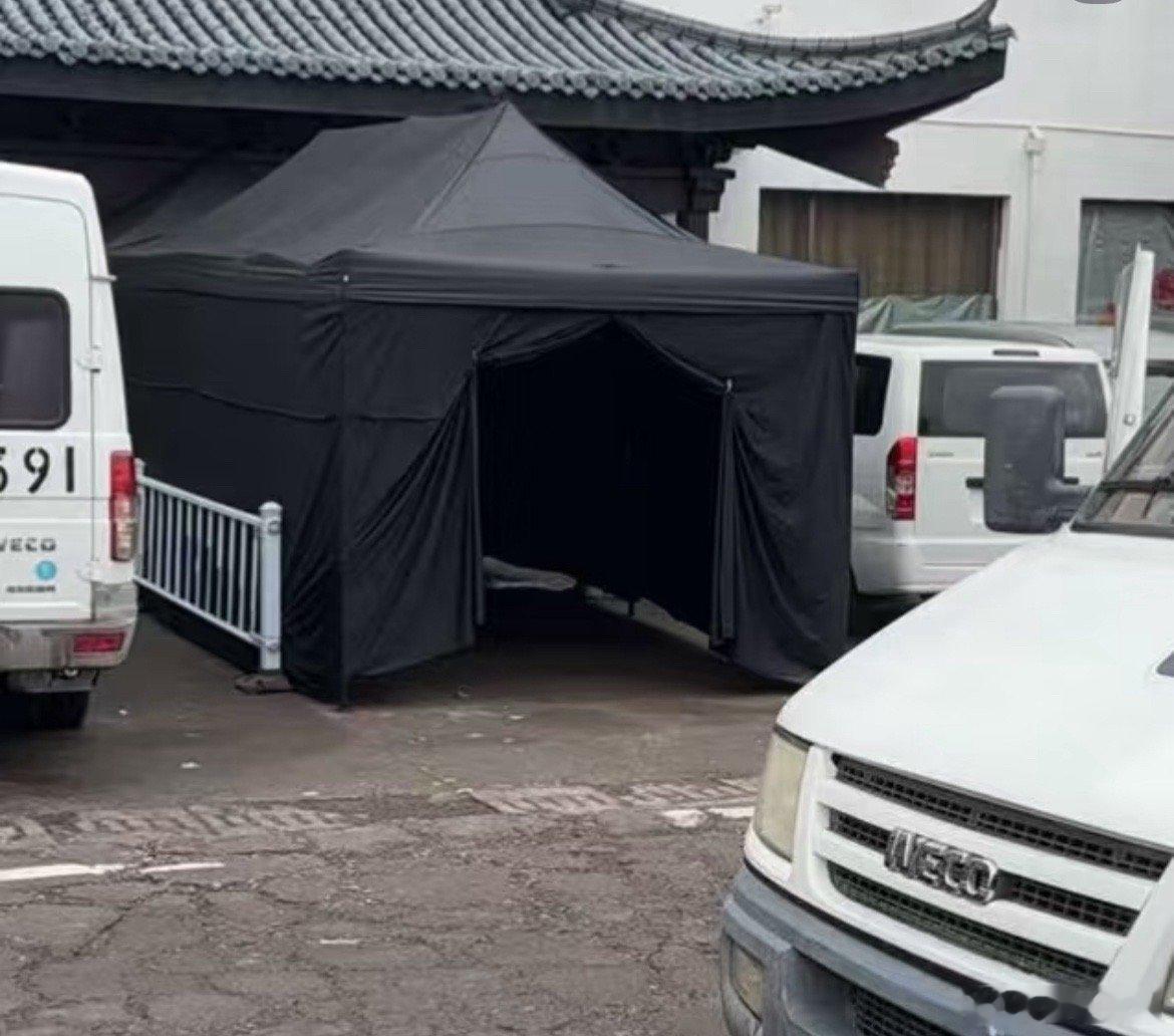不让江山剧组今天新搭的棚子，不让粉丝看出妆，黑漆漆整的挺灵堂风的