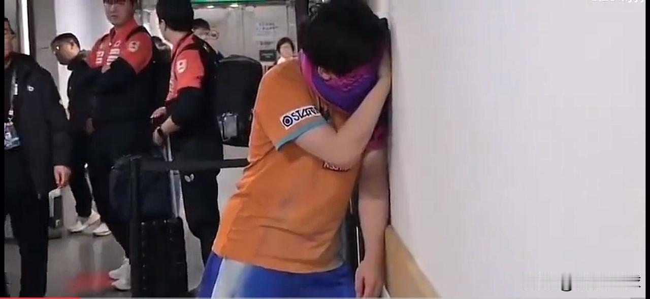 输给王楚钦：松岛3个动作看起来很“愤怒”！输球后，松岛把球拍在手中转了转