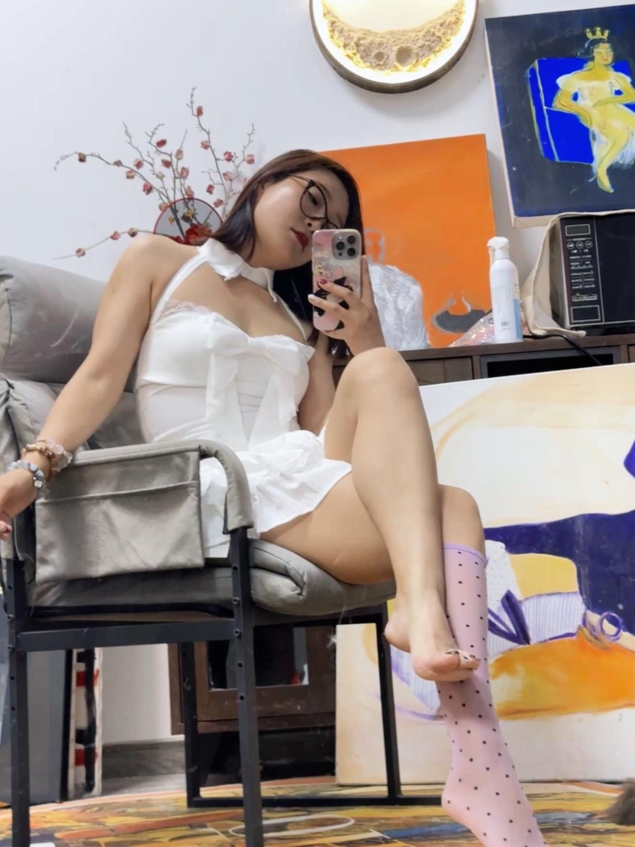你白色穿搭的小妈