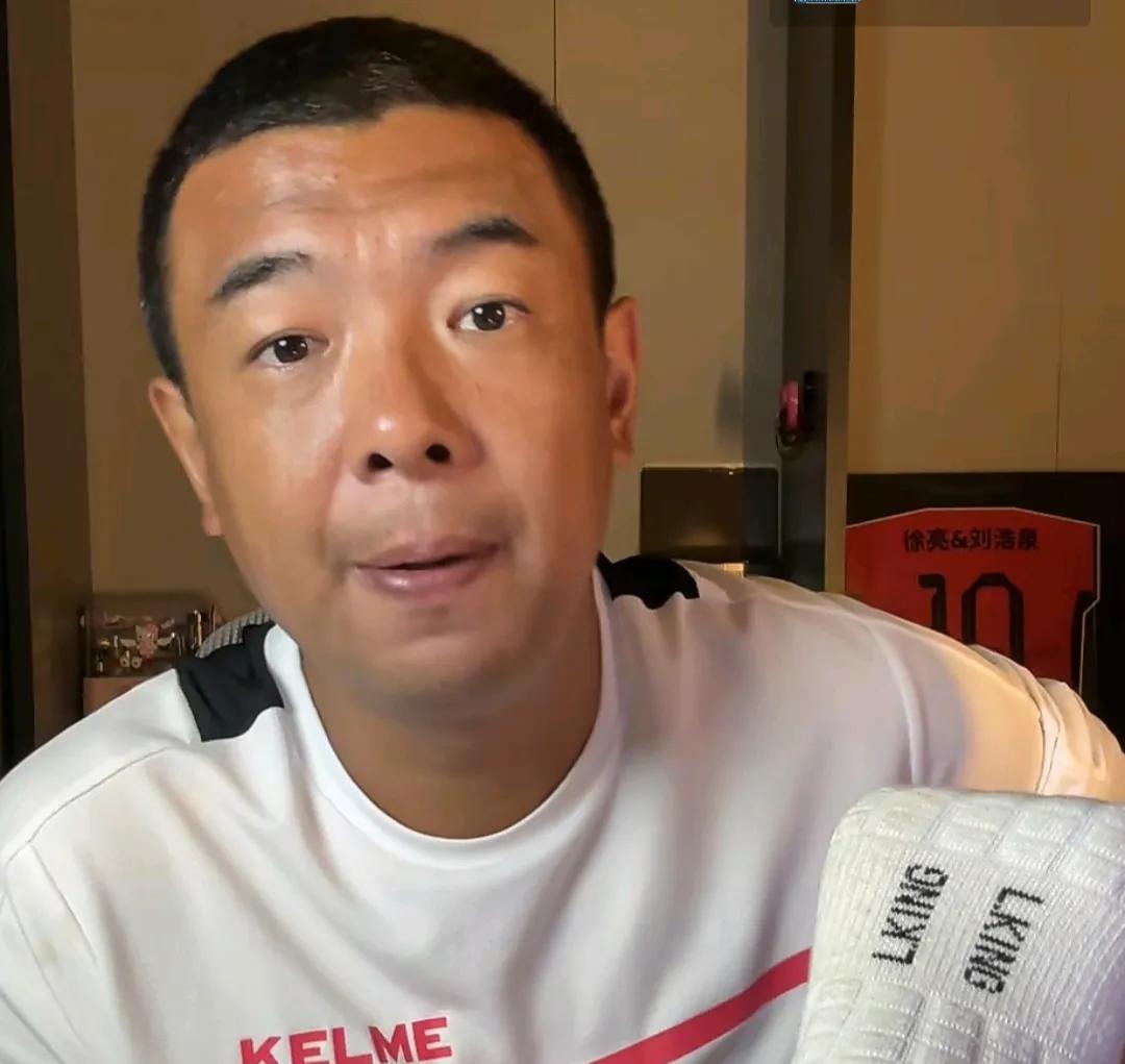 前国脚徐亮在直播间爆了一个料。他表示，在三年前，国内足坛严打假球的时候，他一个