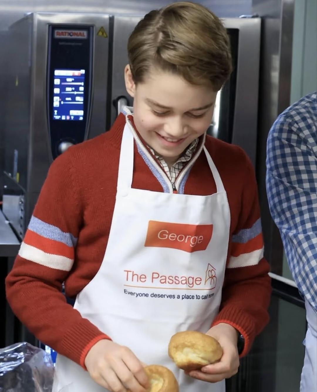 乔治王子下厨房了！12月20日，威廉王子带着乔治去伦敦慈善机构，父子俩一起做圣诞