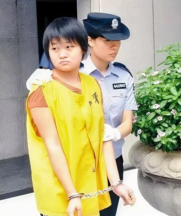 轰动中山的弑亲分尸案！18岁齐萍萍出租屋杀害养父母肢解分装四十余袋，庭审翻供辩称