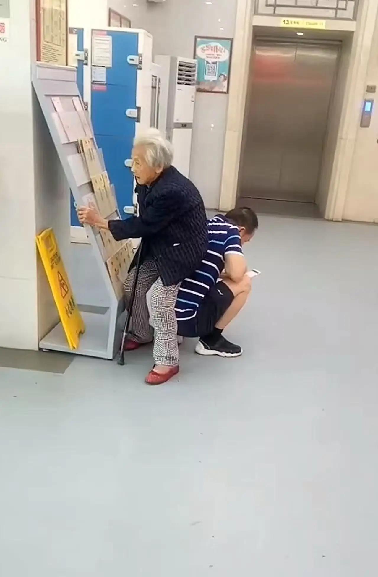 养这样的儿子，才是真正的幸福和温暖。或许有人会觉得，这不过是一个简单的举动，但细