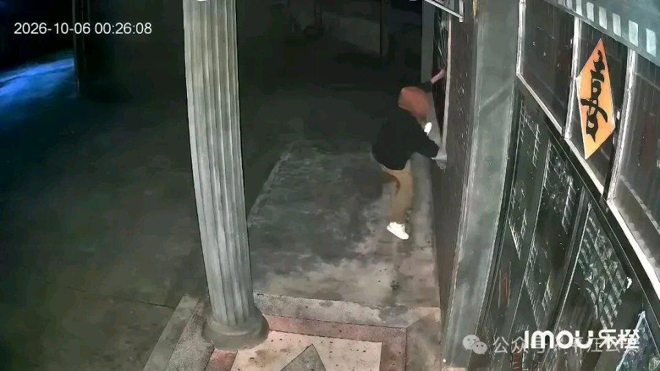 这剧情真的比离谱小说还能编。岳阳这个偷了48克黄金的小偷，得手跑路的时候慌得连