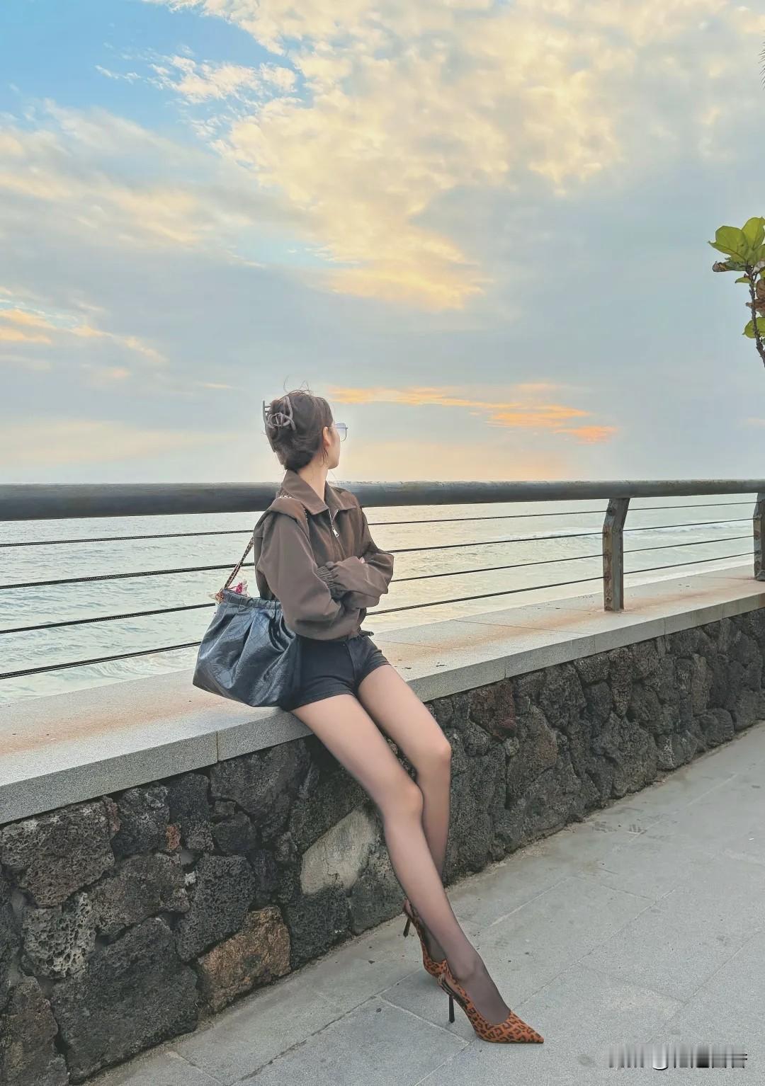 海边漫步，悠然自得，享受海风拂面的感觉。