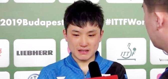 2022年四川成都的一处老宅前，张本智和刚点燃祭祖的香烛，就被围观人群的喊声惊得