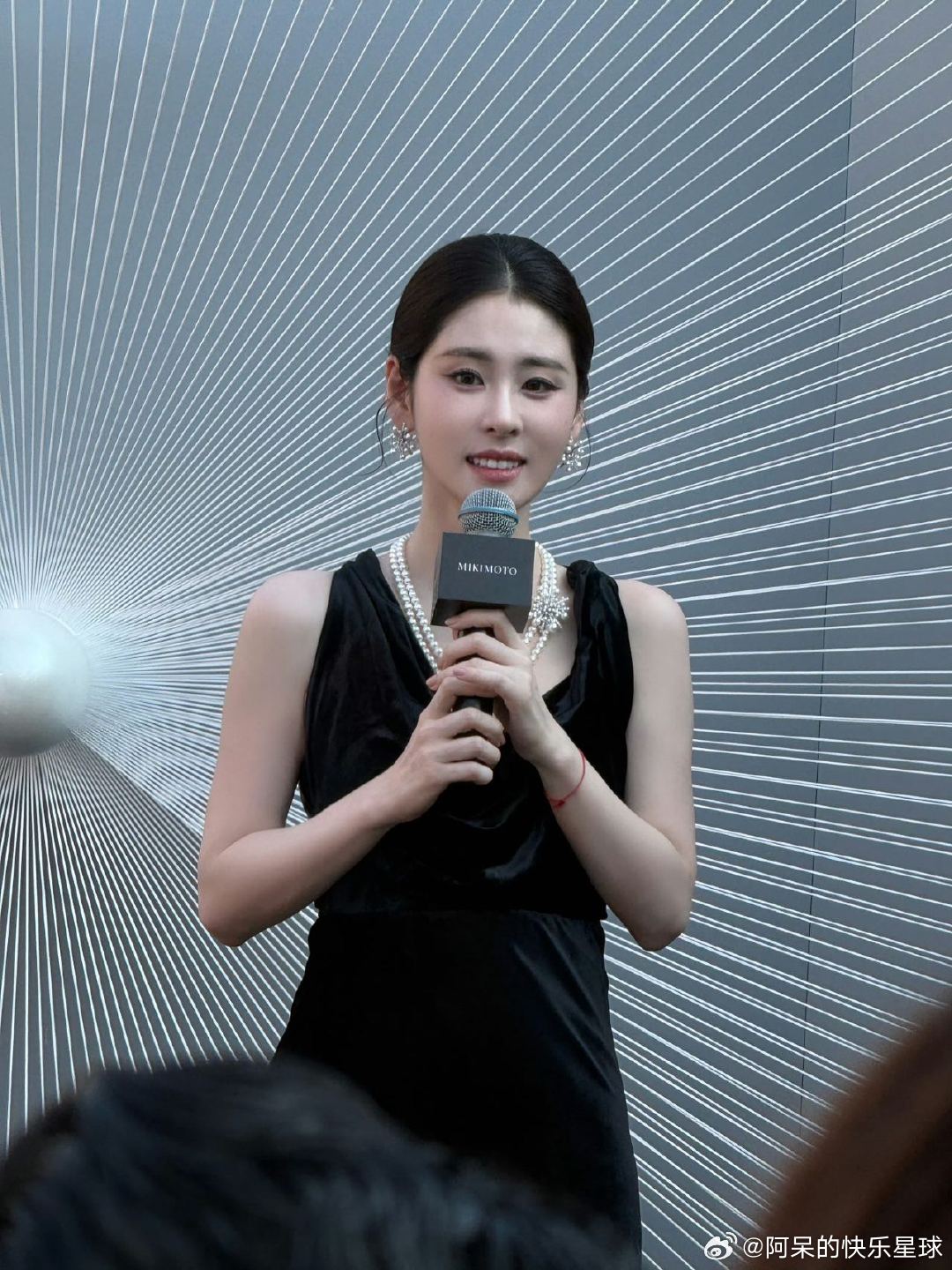 张碧晨黑色长裙造型张碧晨活动状态张碧晨的骨相真的太好了，黑丝绒长裙把她的气质衬托
