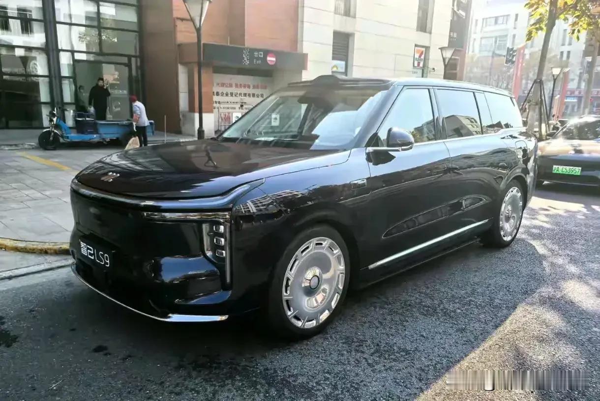 说实话，第一眼看到智己LS9，我就觉得它不像台普通的“大家伙”。去年年底上市那会