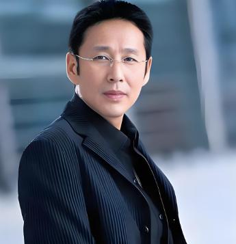 男人想要混得好千万要谨记这3个人际潜规则01不轻易靠近一个女人，也不让一