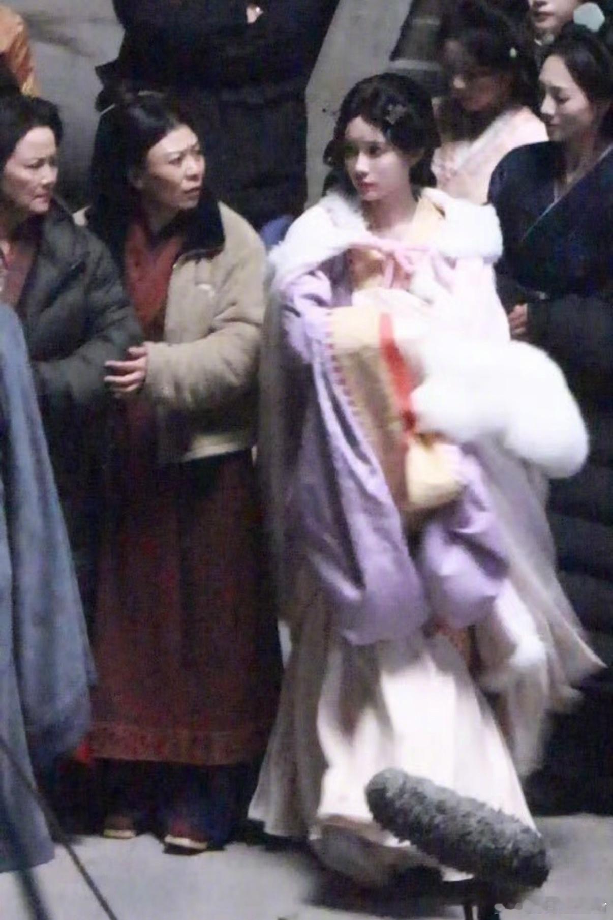 孟子义将门独后紫衣造型看了路透这个沈妙可太妙啦雾紫华服衬得清贵矜雅，毛绒斗篷添几