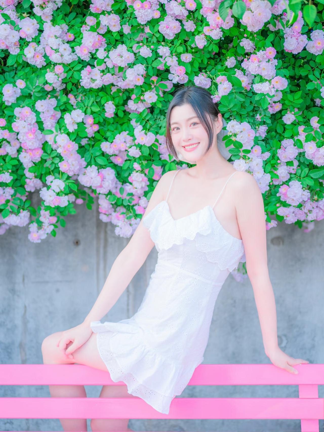 女生怎么穿搭会看上去很优雅白色的吊带裙，搭配高跟凉鞋，给人一种甜美可爱的气质和时