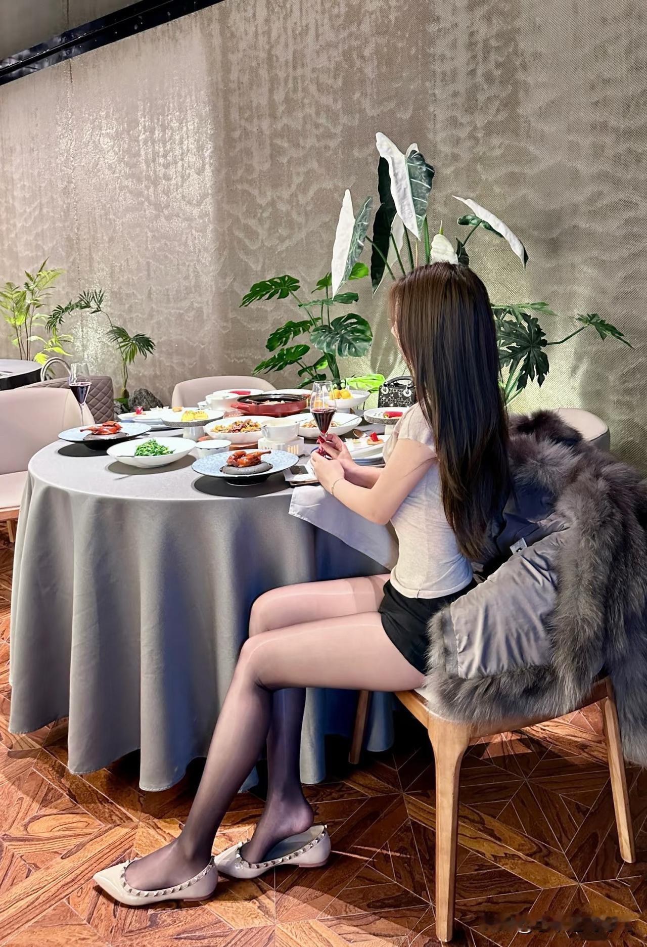 都说我的背影好看[笑着哭]不知道夸我还是损我[捂脸哭]（我的正脸不好看呗）分享