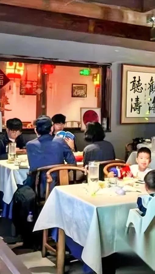 北京这饭店女老板真的是开了挂啊听说黄仁勋就在她楼下，她直接冲开里三层外三