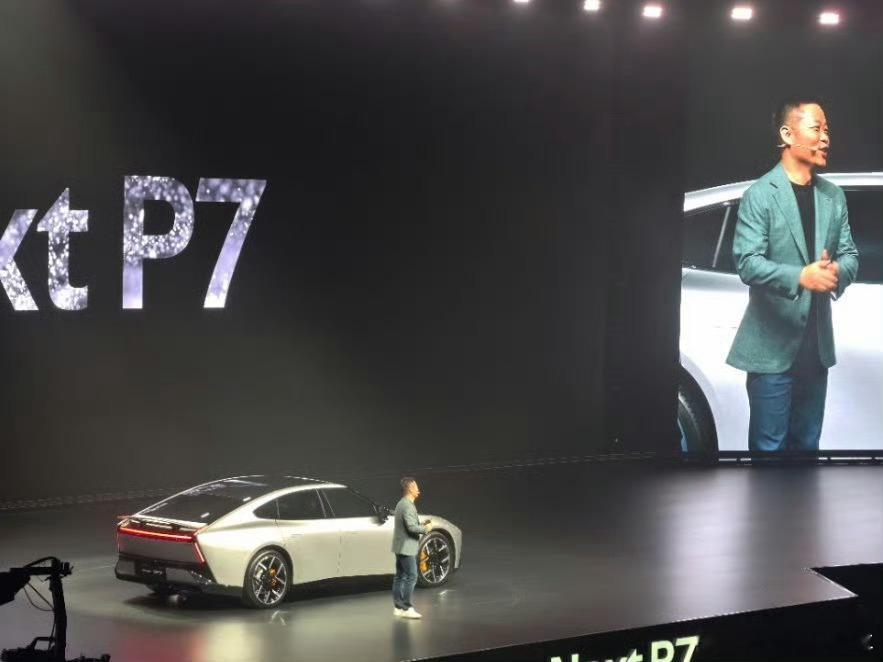 全新小鹏P7中国首秀这波全新小鹏P7排面拉满啦律动黄：热烈➕生命力星暮紫：温柔➕