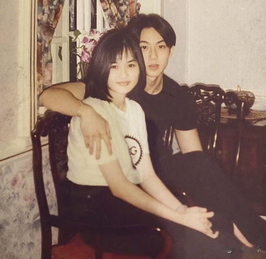 吴尊和林丽吟30年前的合照，真的被甜到了，俩人满脸青涩，超般配。16岁相