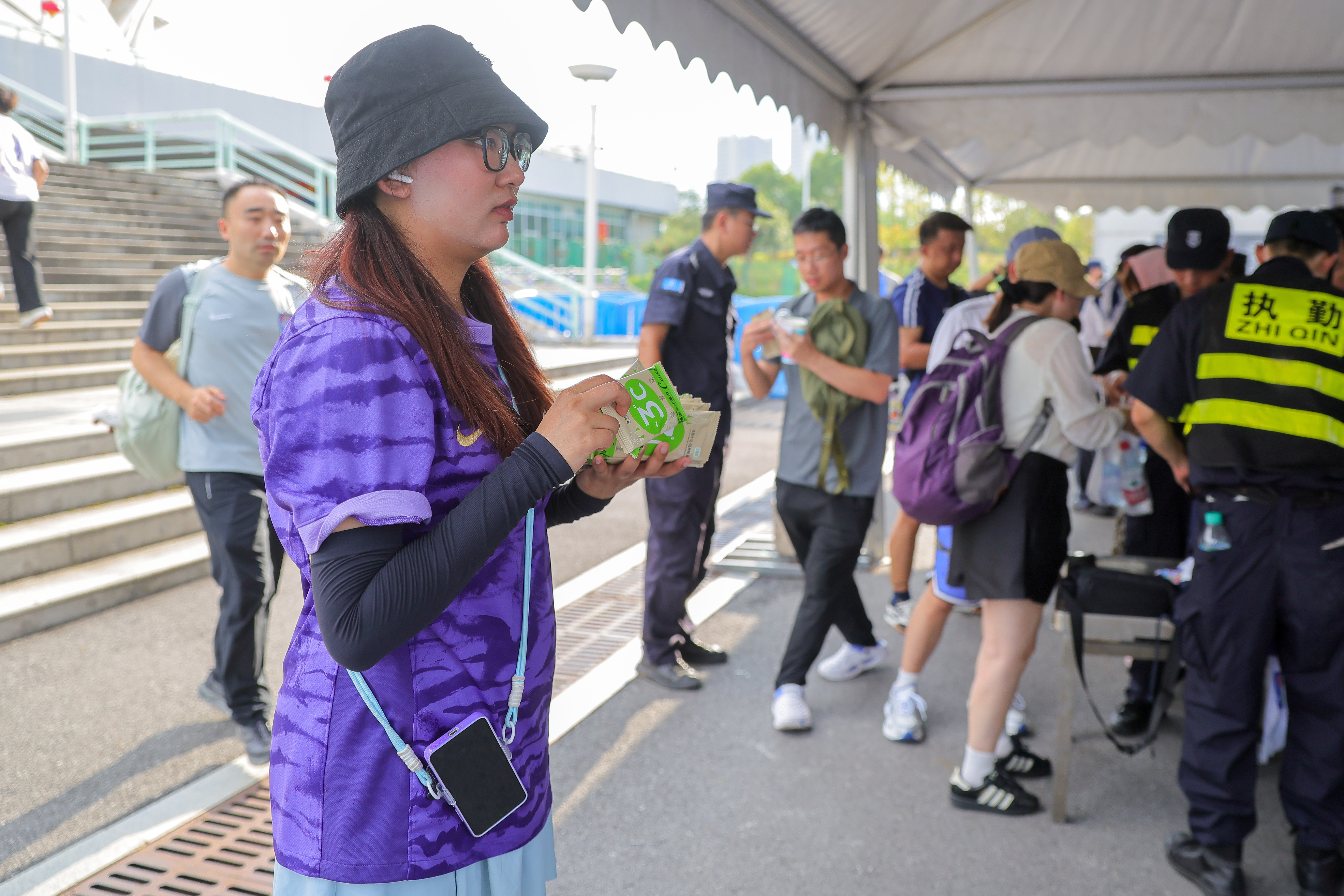 天津津门虎远征军抵达球场！俱乐部给每位远征军准备了冰凉湿巾武汉三镇vs天津津门