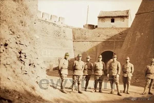 日本鬼子侵犯中国那些年，为什么几个兵就能管理一个县城。小县城最少也有几万人口，日