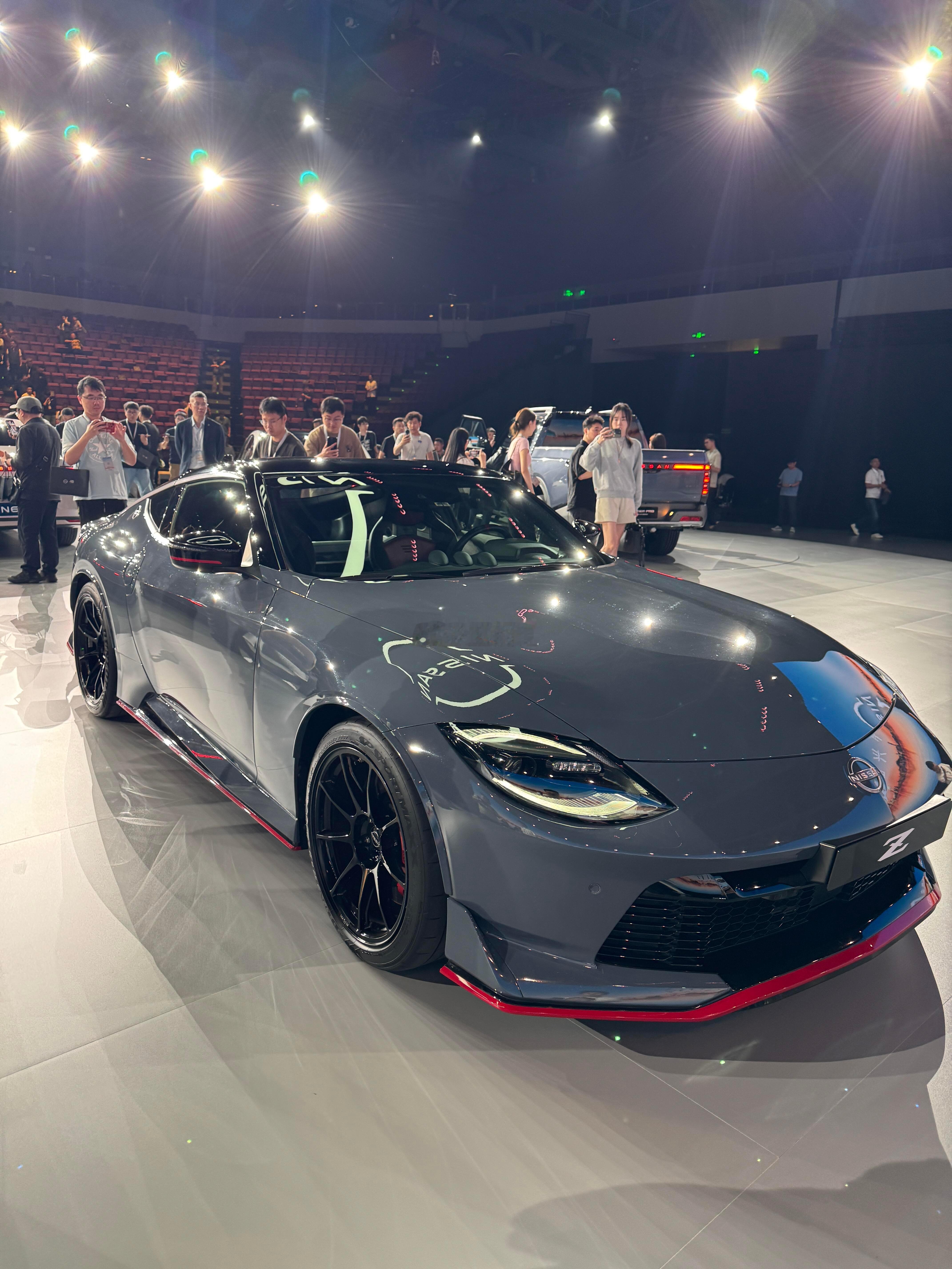 实拍马上引进的日产400ZNISMO，已知信息，展车非中规车型，只有自动挡日产
