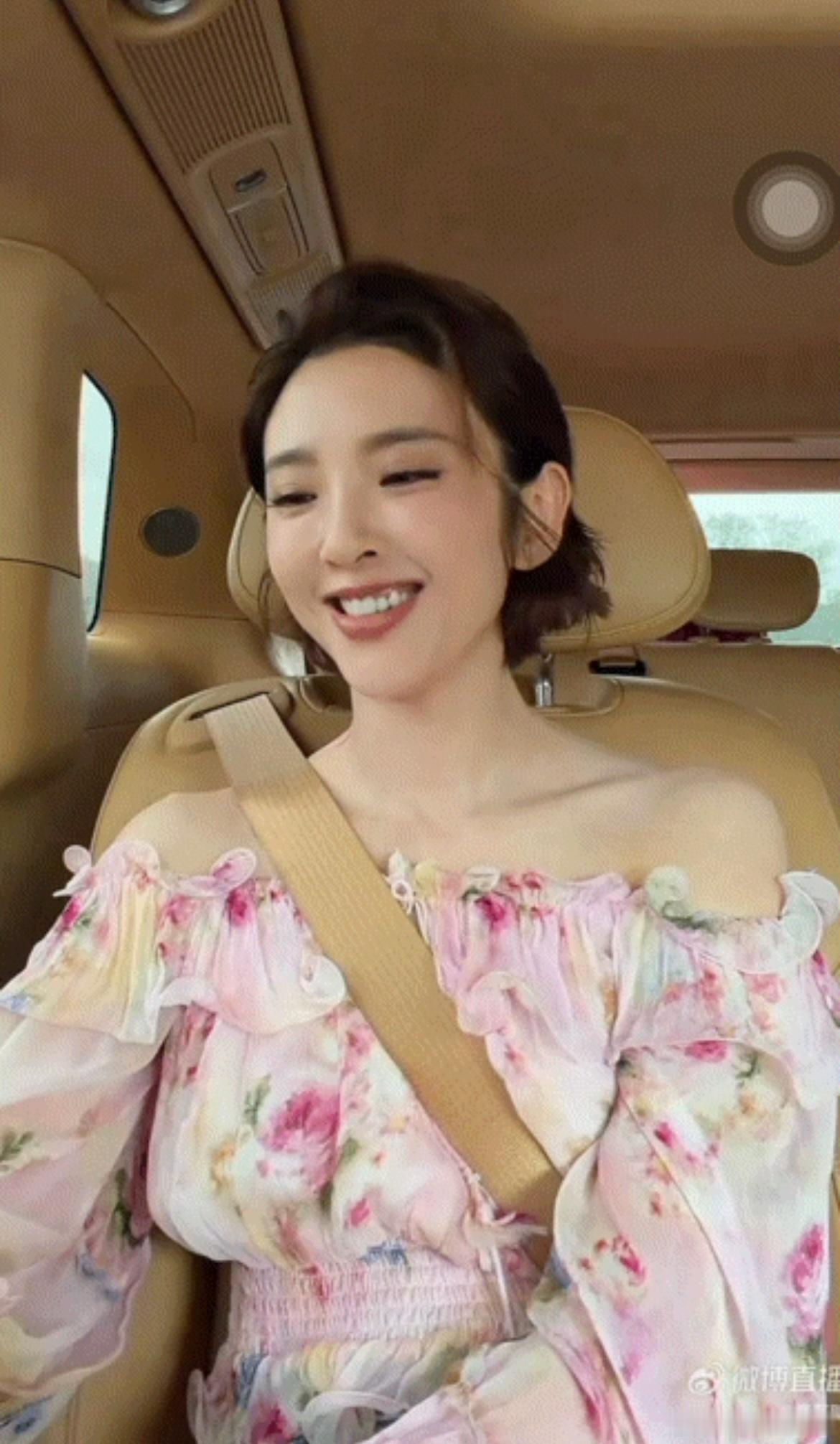 唐艺昕夸完自己就翻车跟我妈一起看的这段，我妈边笑边戳我胳膊说“这姑娘跟你一模一