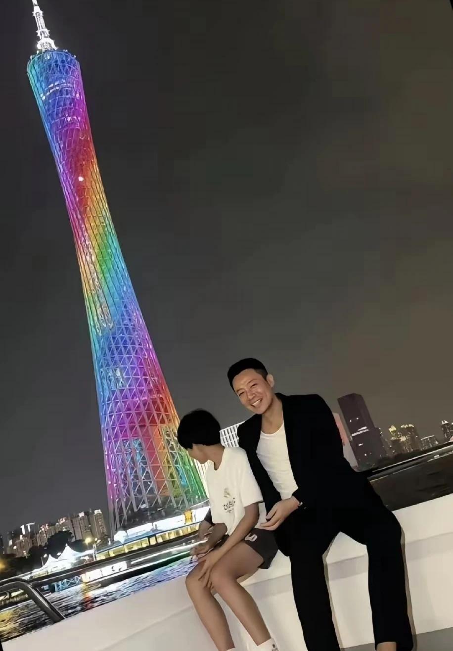 我总觉得大s的小儿子很可怜，大众总在说小玥儿，很少关注到他。父母离婚的时候，他