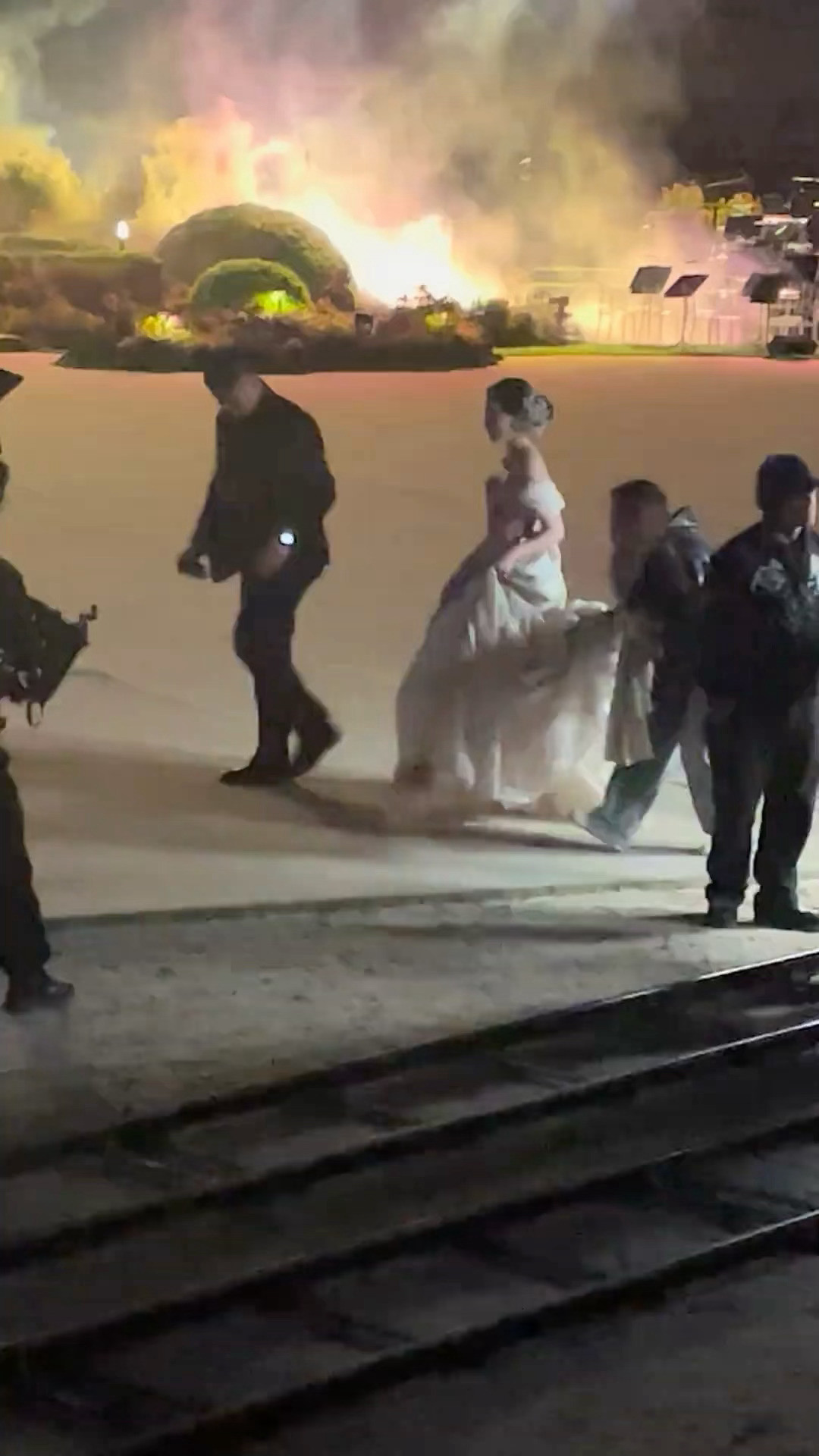 走下红毯后依然优雅网友：“亭亭玉立，自然而然就很好看，不用故意端着凹造型梗脖子私