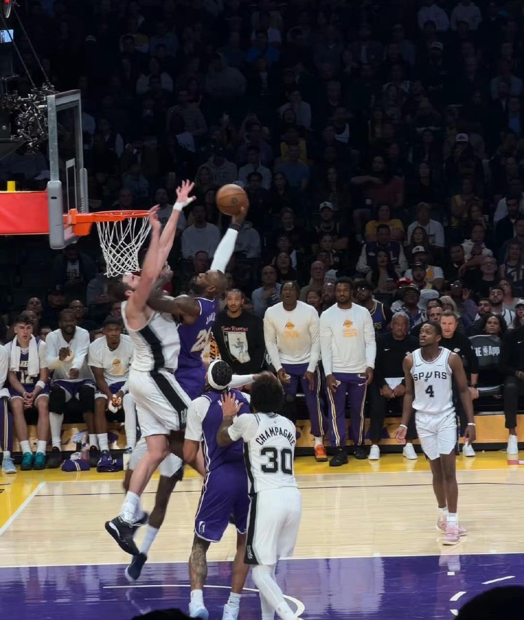 美国有记者说詹姆斯隔扣，是进攻犯规！昨天这记扣篮引爆全场，证明詹姆斯没有老，