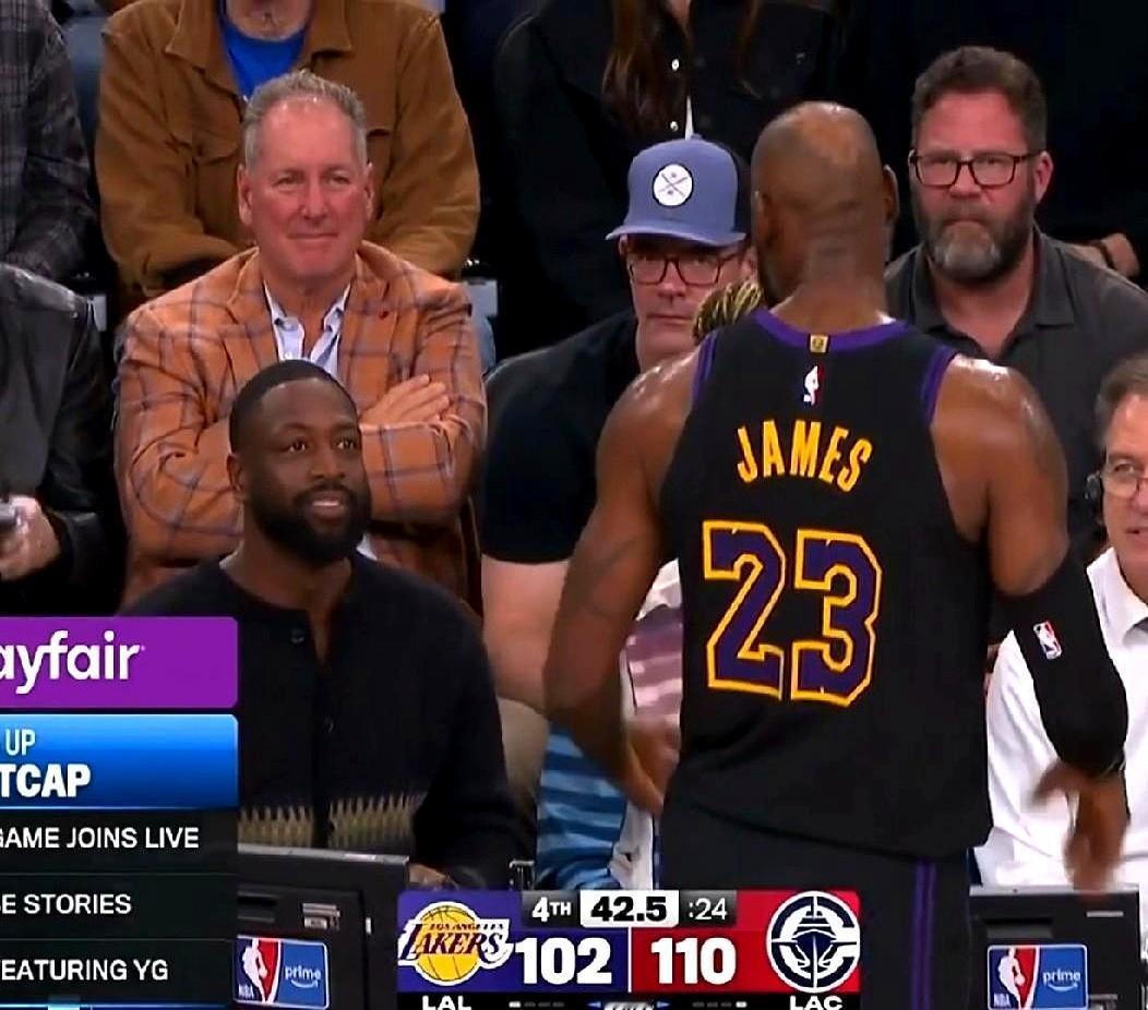 韦德曾当众炮轰：东契奇关键时刻就是个软蛋！他眼睁睁看着东契奇面对空位，竟然