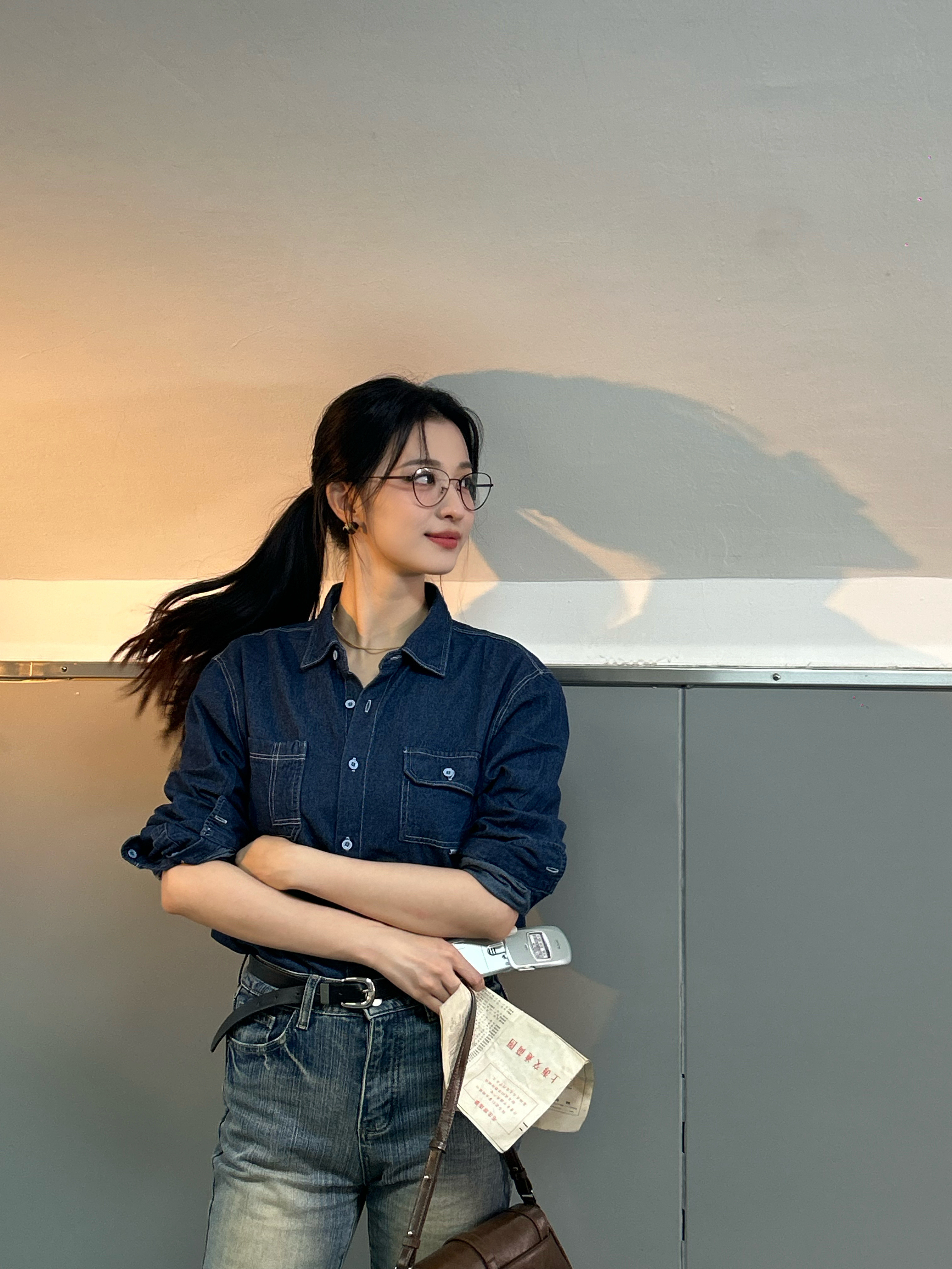 是谁家大小姐优雅出街了？原来是王楚然！一身牛仔随性又高级，细框眼镜更添几分书卷气