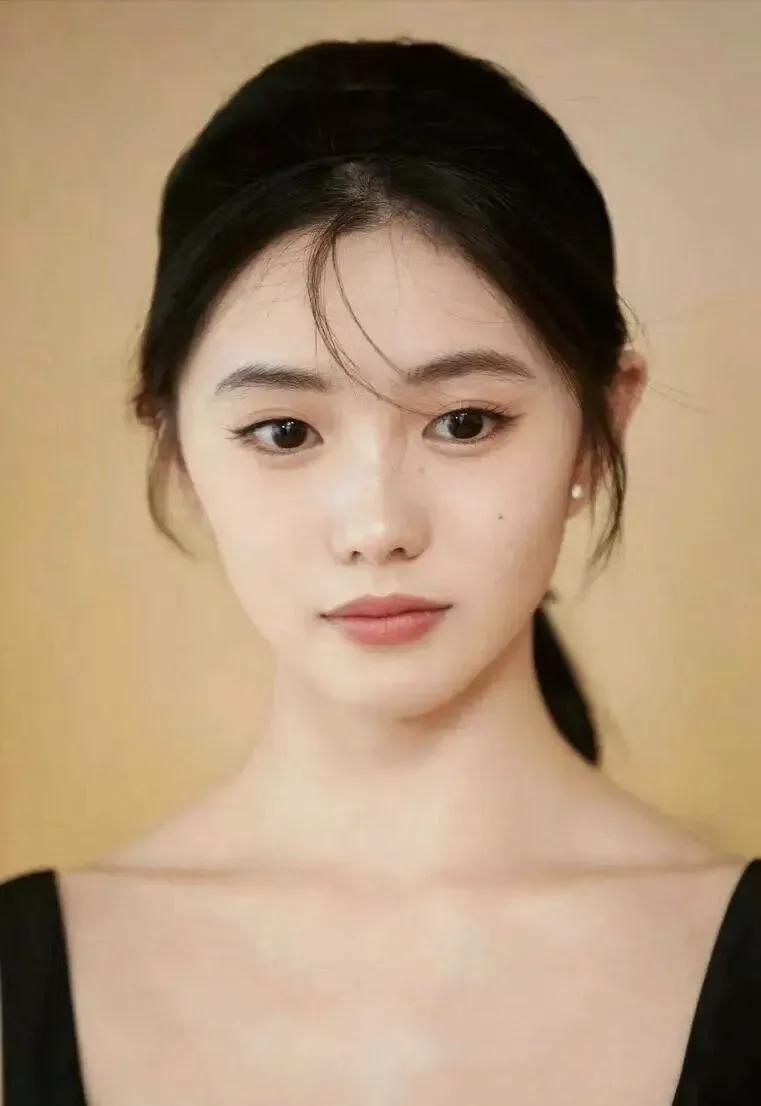 10年前，张艺谋看见16岁的刘浩存很高兴。面试了上千个女主，总见到最合适的