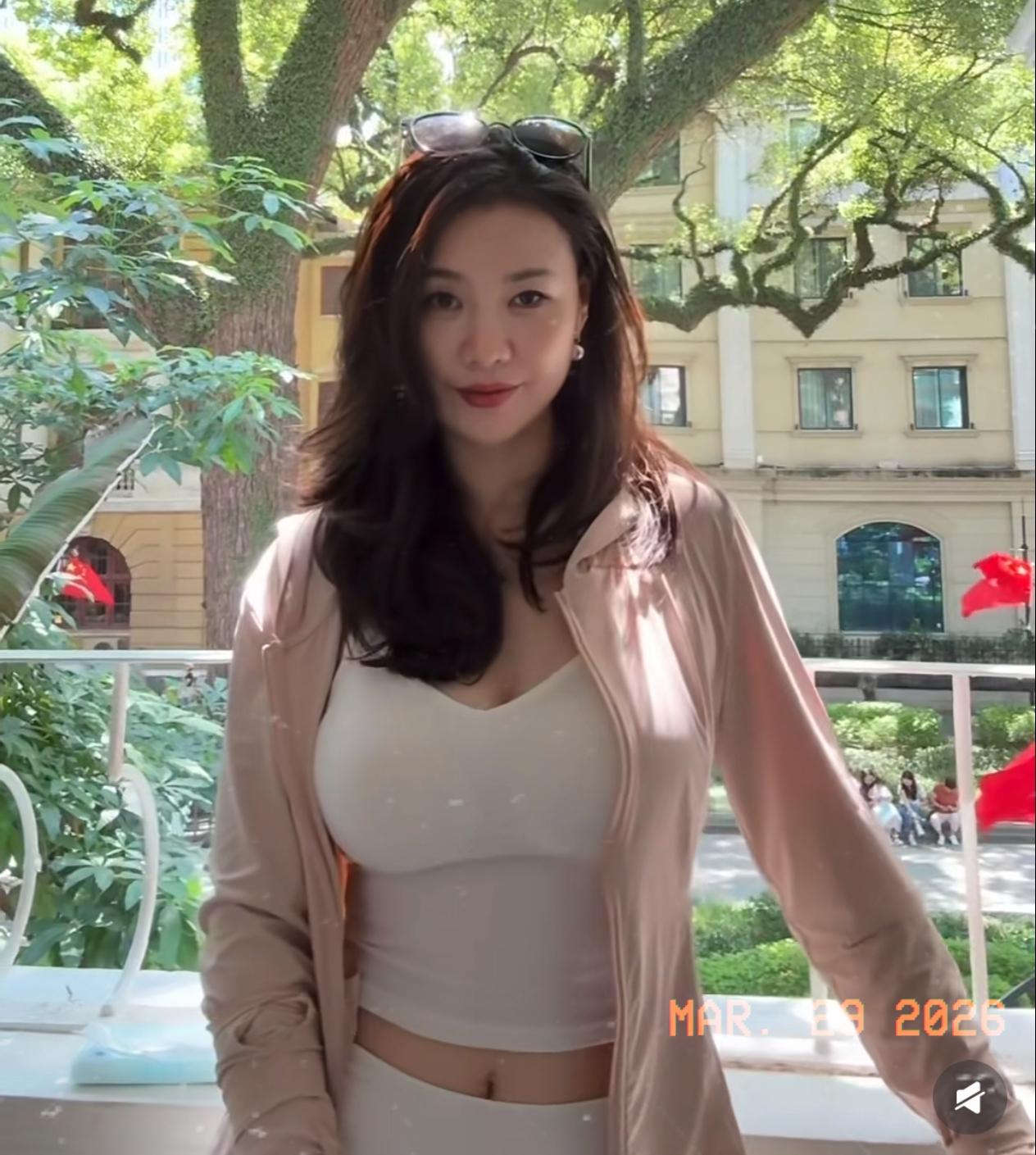 我闺蜜三年前因为老公出轨，狠心离了婚。俩人彻底闹掰离了婚，儿子跟着闺蜜生活，前